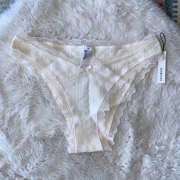 Forever 21 lace trim cheeky panty cream color seamless eyelet material vanilla M - Picture 4 of 11